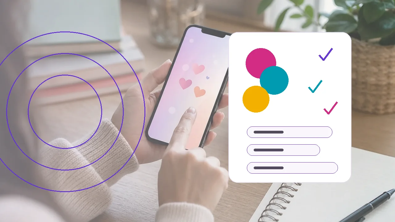Person nutzt ein Smartphone neben einem Notizbuch