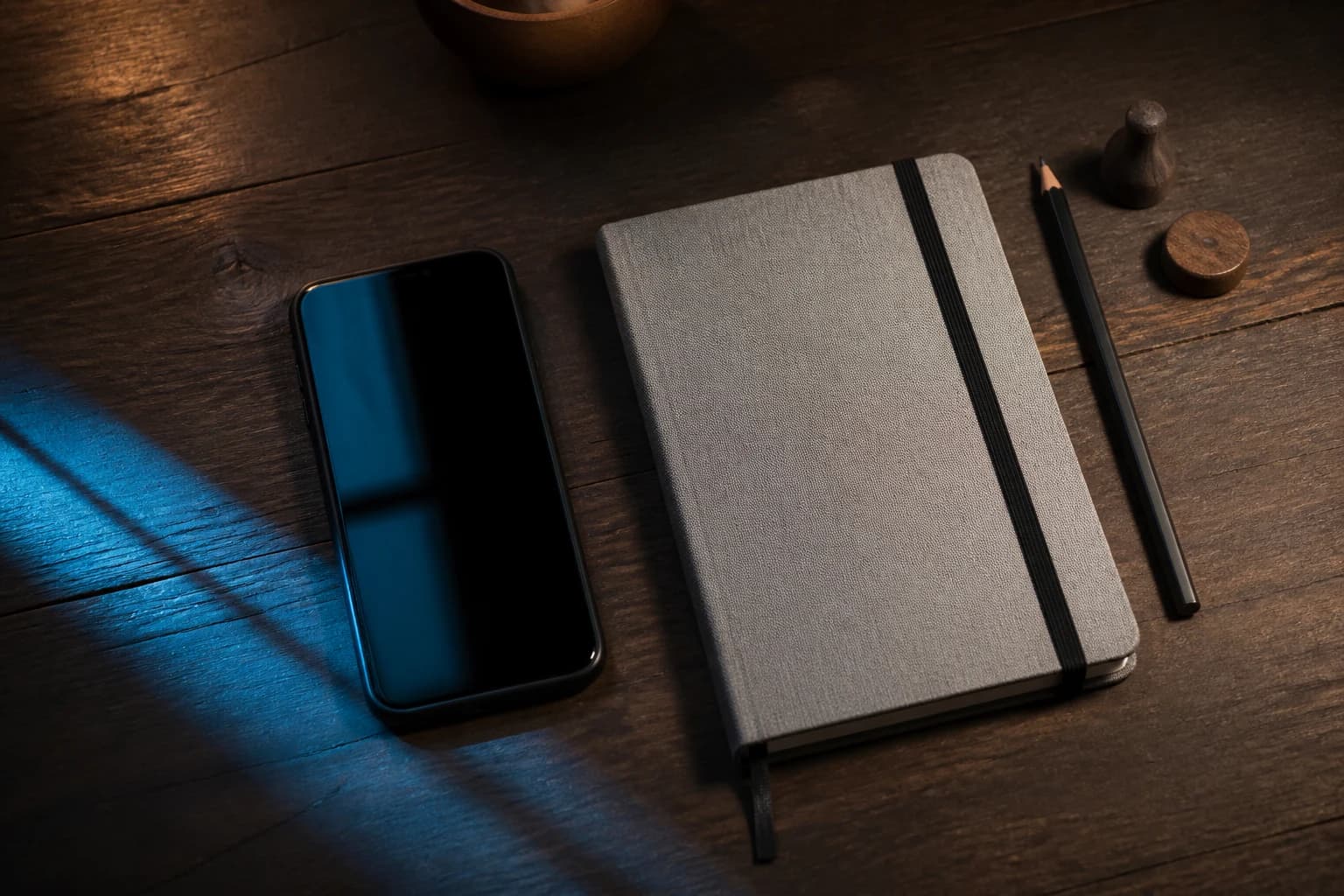 Smartphone und Notizbuch zur Selbstreflexion