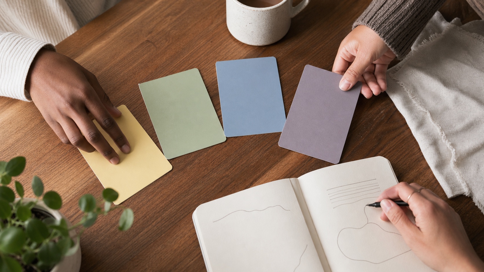 Tarjetas de colores sin texto sobre una mesa para representar patrones de resultado